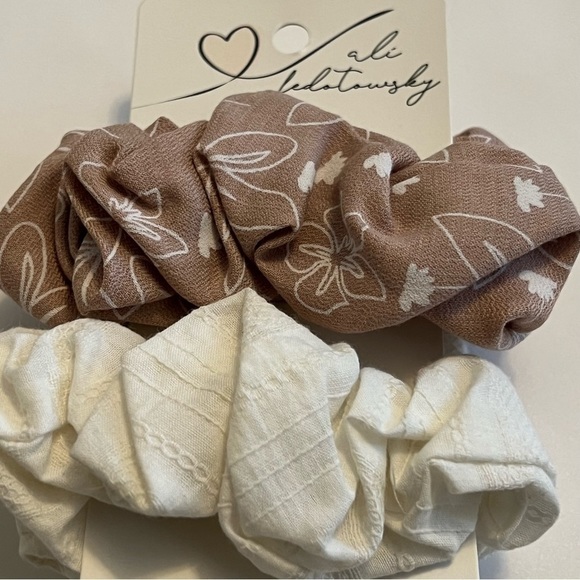 5/$20 Scunci 2pc Scrunchies - Picture 2 of 3